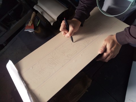 彫刻職人での手直し 彫刻職人での手直し/文字彫刻(字彫り)の工程