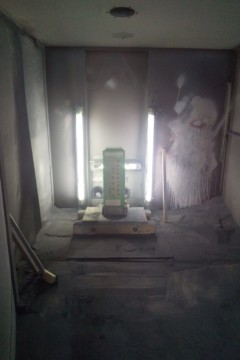 字彫り場にセッティング 字彫り場にセッティング/文字彫刻(字彫り)の工程